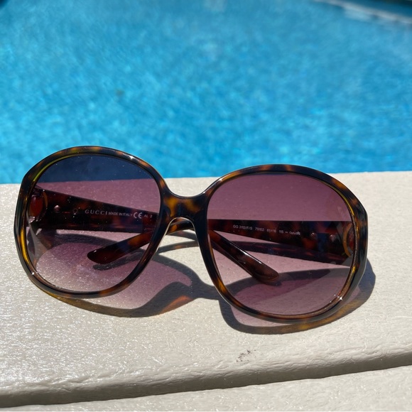 GUCCI ladies sunglasses. Tortoise frame w/ horsebit detail - Picture 2 of 7